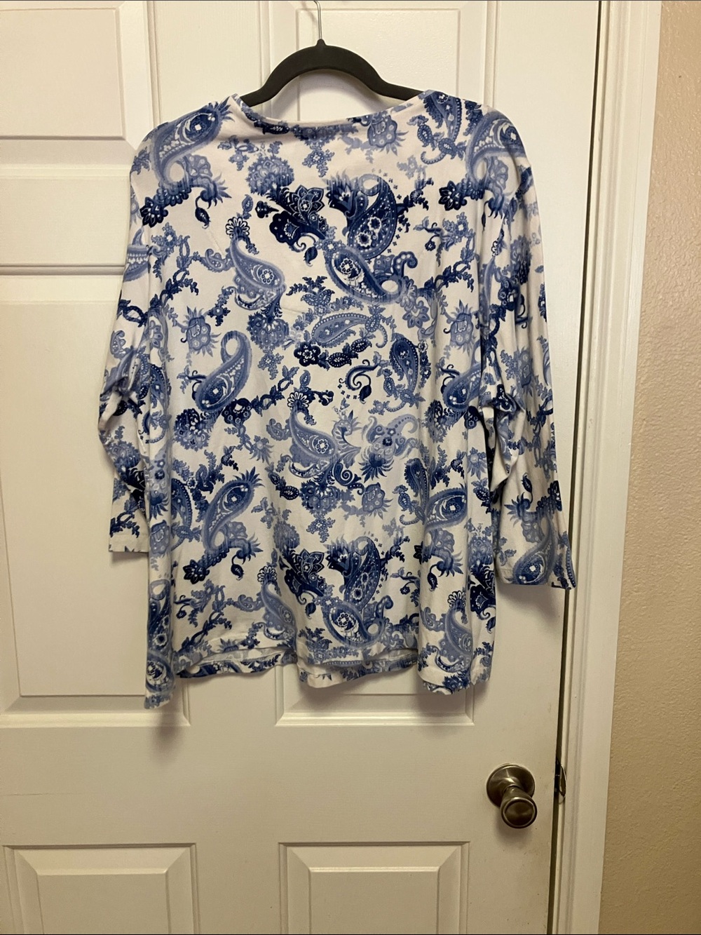 hearts of palm Blue and White Cotton Paisley Surplice V-Neck Top Size 2X - Picture 2 of 4